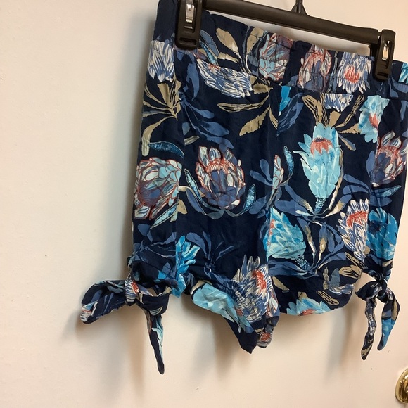Gypsies & Moondust Brand, floral print rayon shorts, Size L. - Picture 5 of 7